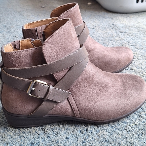 Boot - Picture 2 of 2